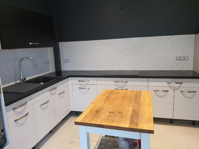 Pose d'une crédence en chevron dans une cuisine