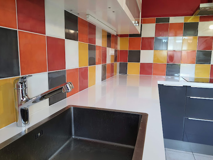 Pose d'une crédence colorée dans une cuisine
