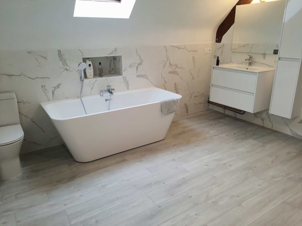 Réalisation d'un faïence effet marbre dans une salle de bain
