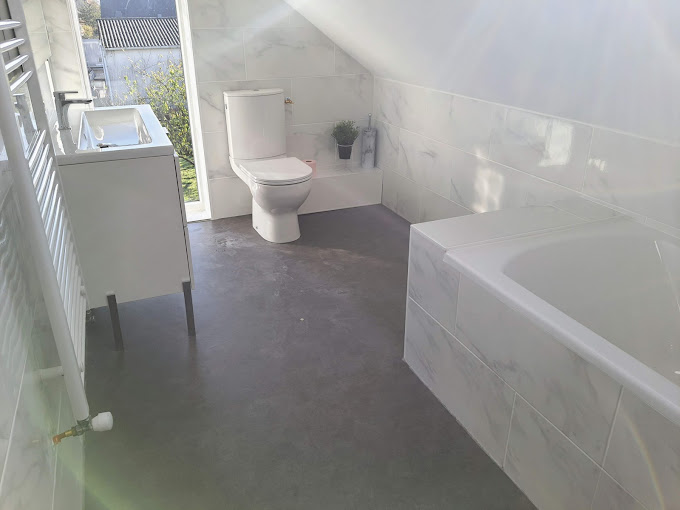 Réalisation d'une salle de bain avec faïence et sol