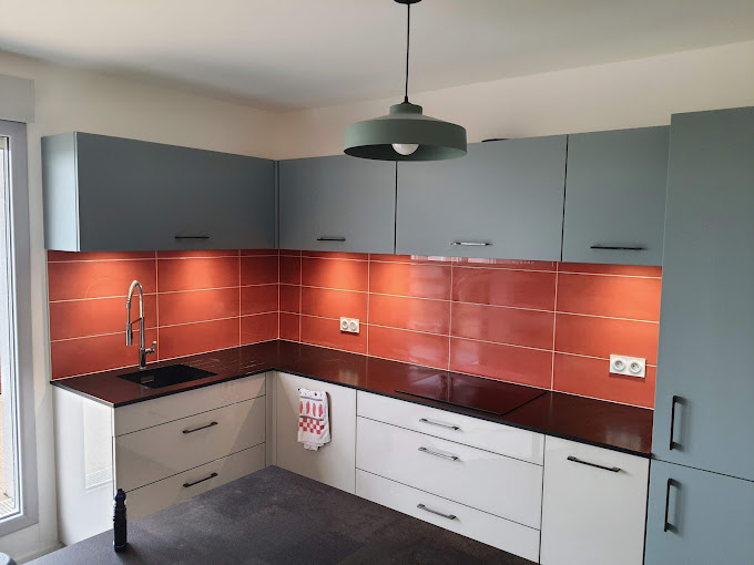 Réalisation d'une crédence rouge dans une cuisine