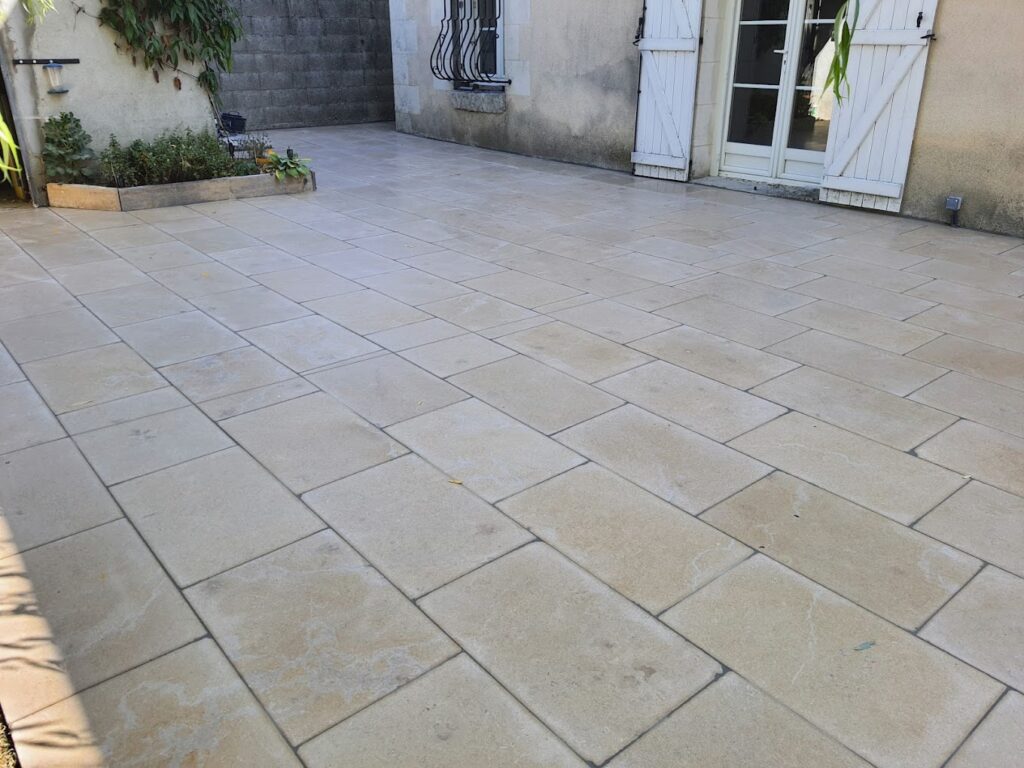 Réalisation d'une terrasse en travertin