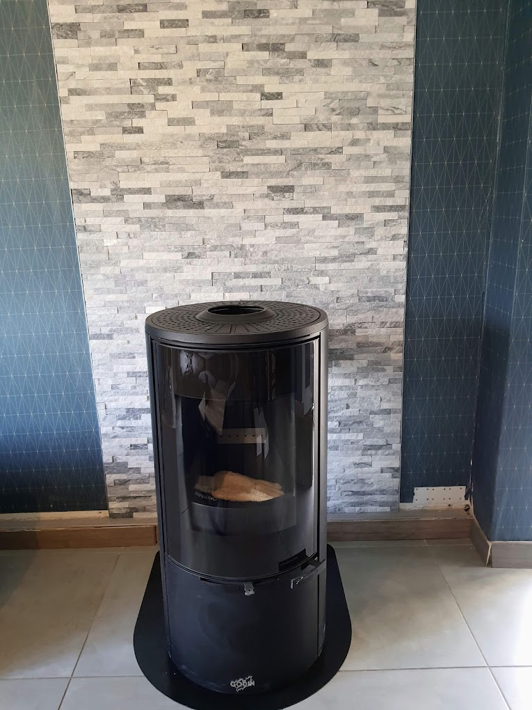 Pose de parement derrière un poêle