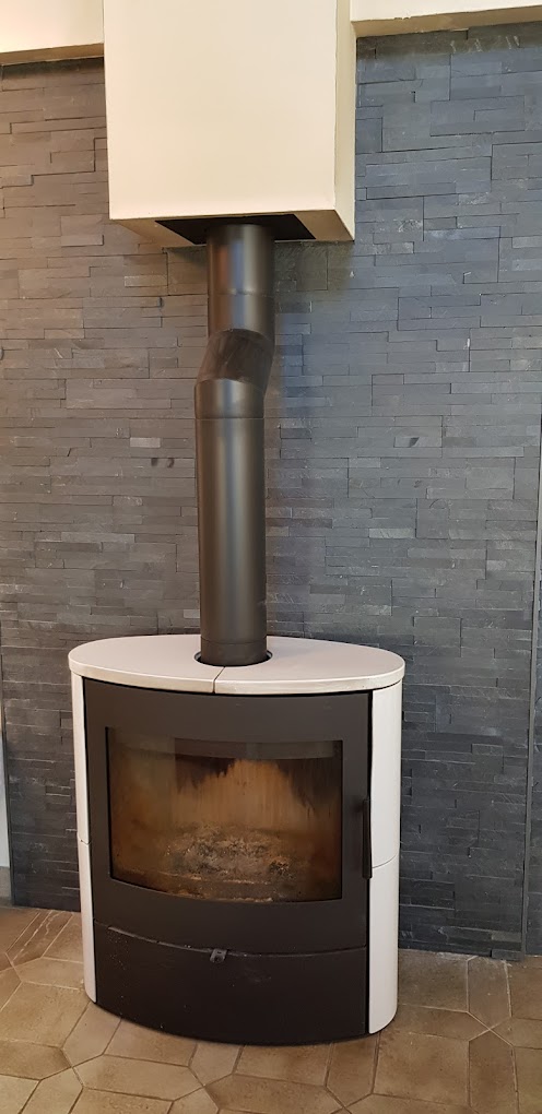 Réalisation d'un parement derrière un poêle