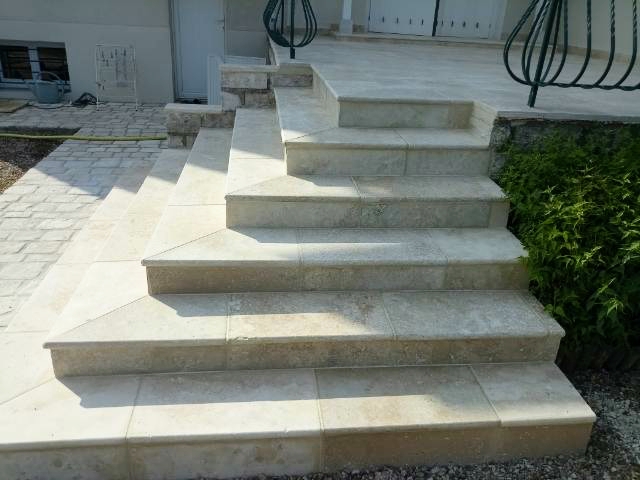 Réalisation d'un escalier extérieur en travertin
