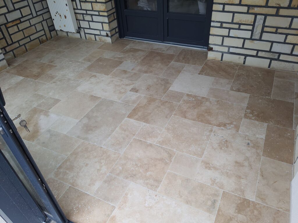 Carrelage en travertin