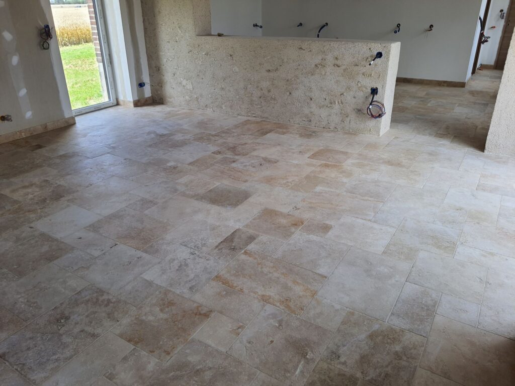 Pose d'un carrelage en travertin