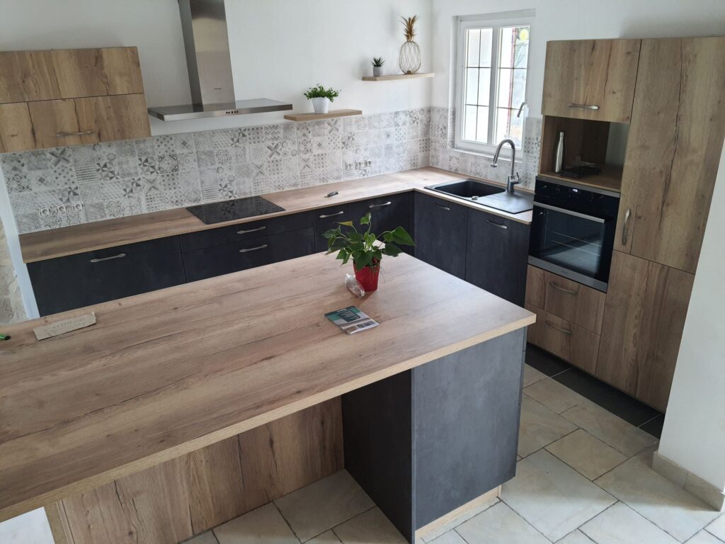 Crédence grise avec mosaïques dans cuisine