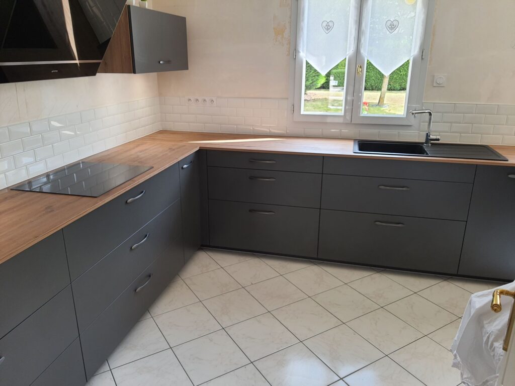 Cuisine équipée d'une crédence blanche