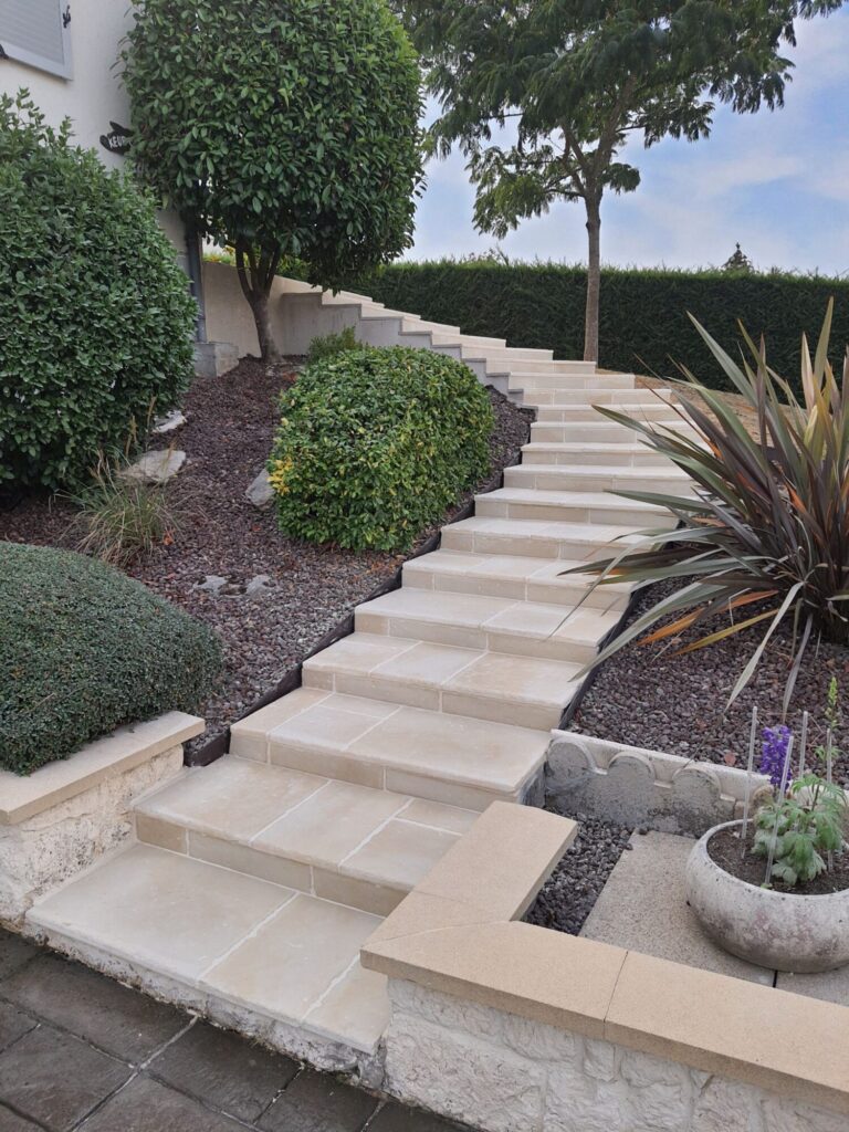 Chemin escalier extérieur en pierre
