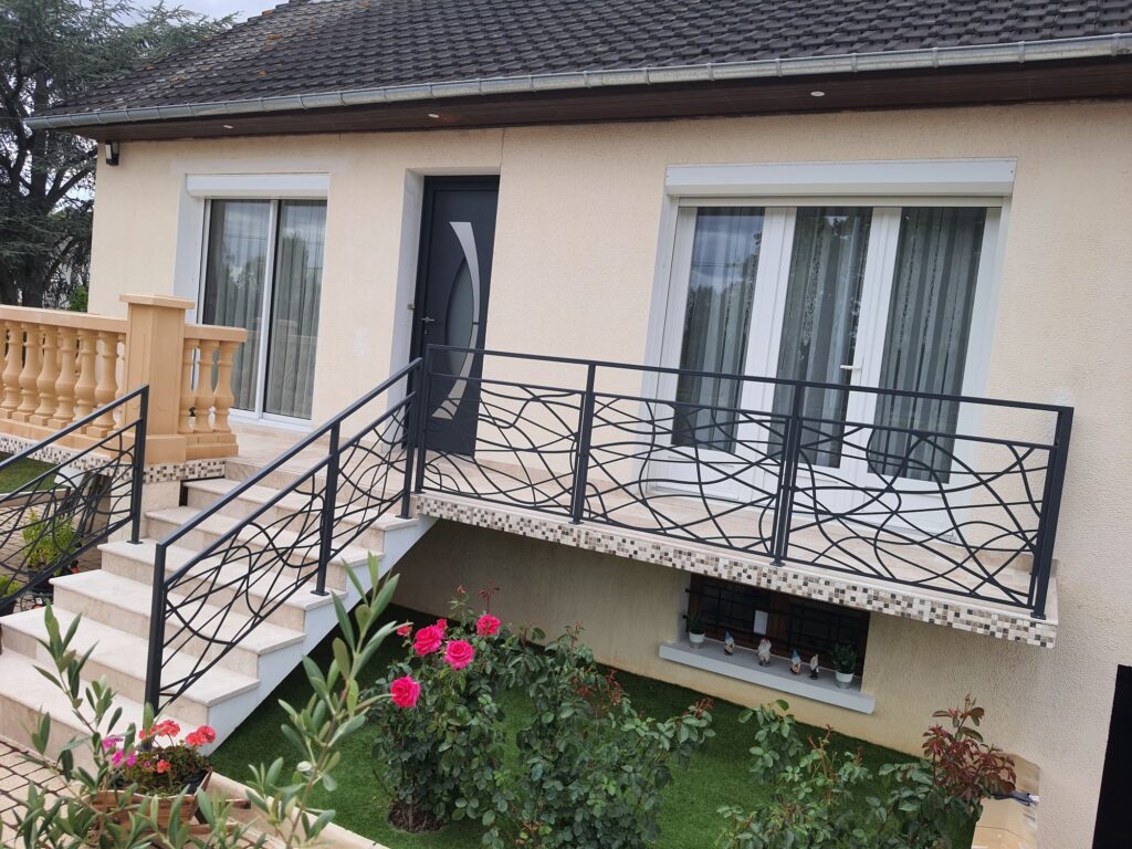 Maison avec escalier et terrasse en travertin après travaux