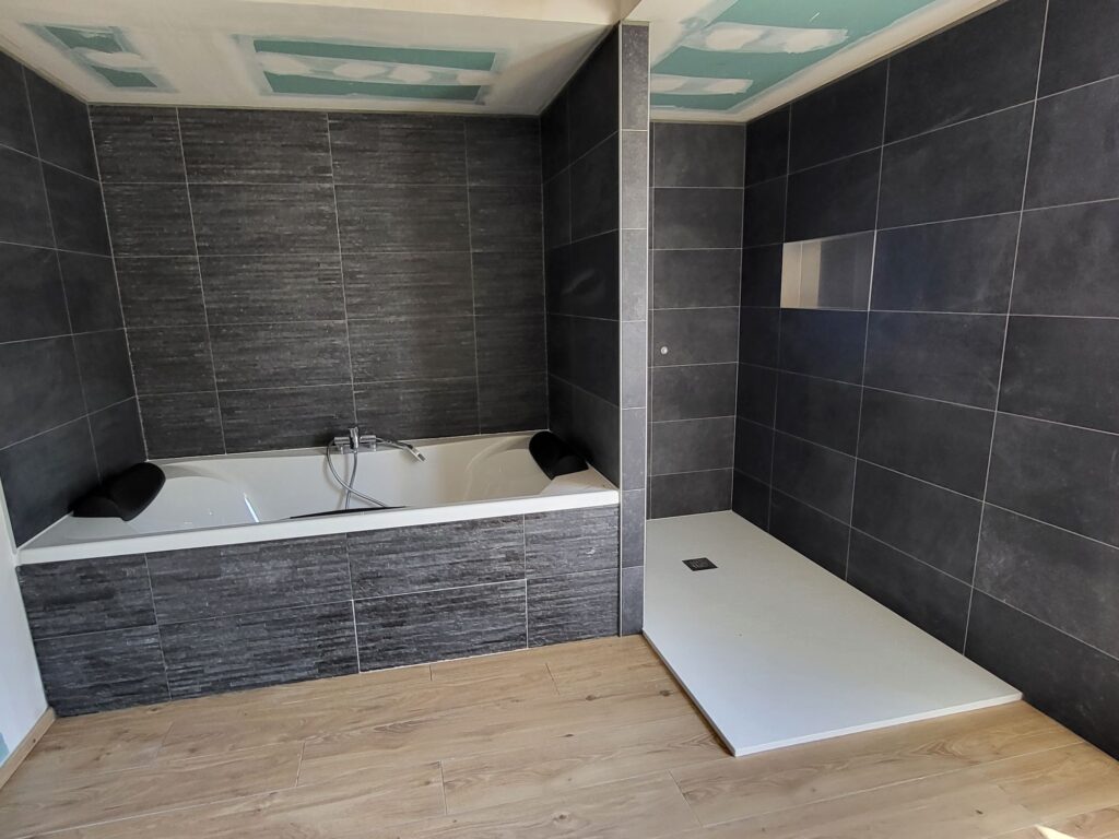 Salle d'eau avec faïence anthracite