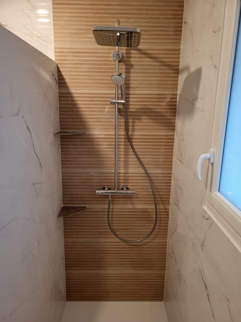 Faïence douche en bois