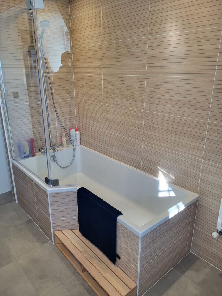 Baignoire avec faïence bois