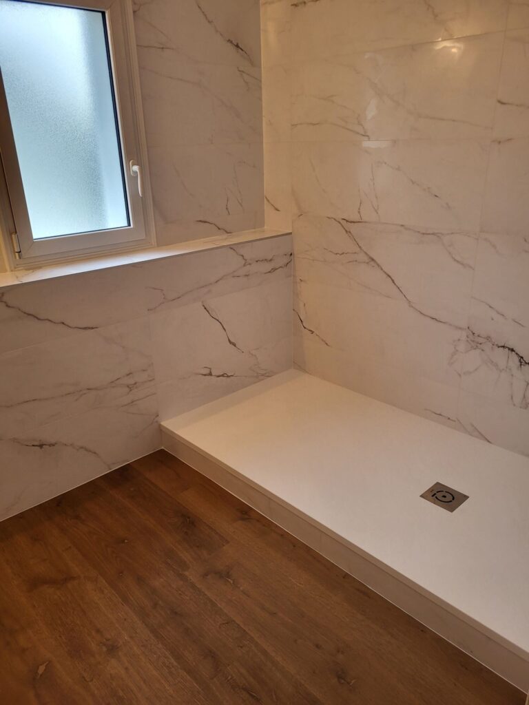 Douche avec faïence effet marbre blanc