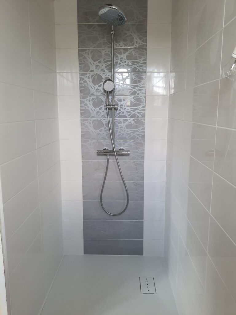 Faïence douche grise et blanche