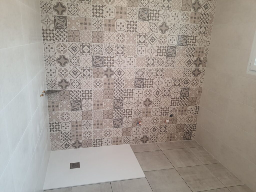 Douche italienne avec faïence mosaïques