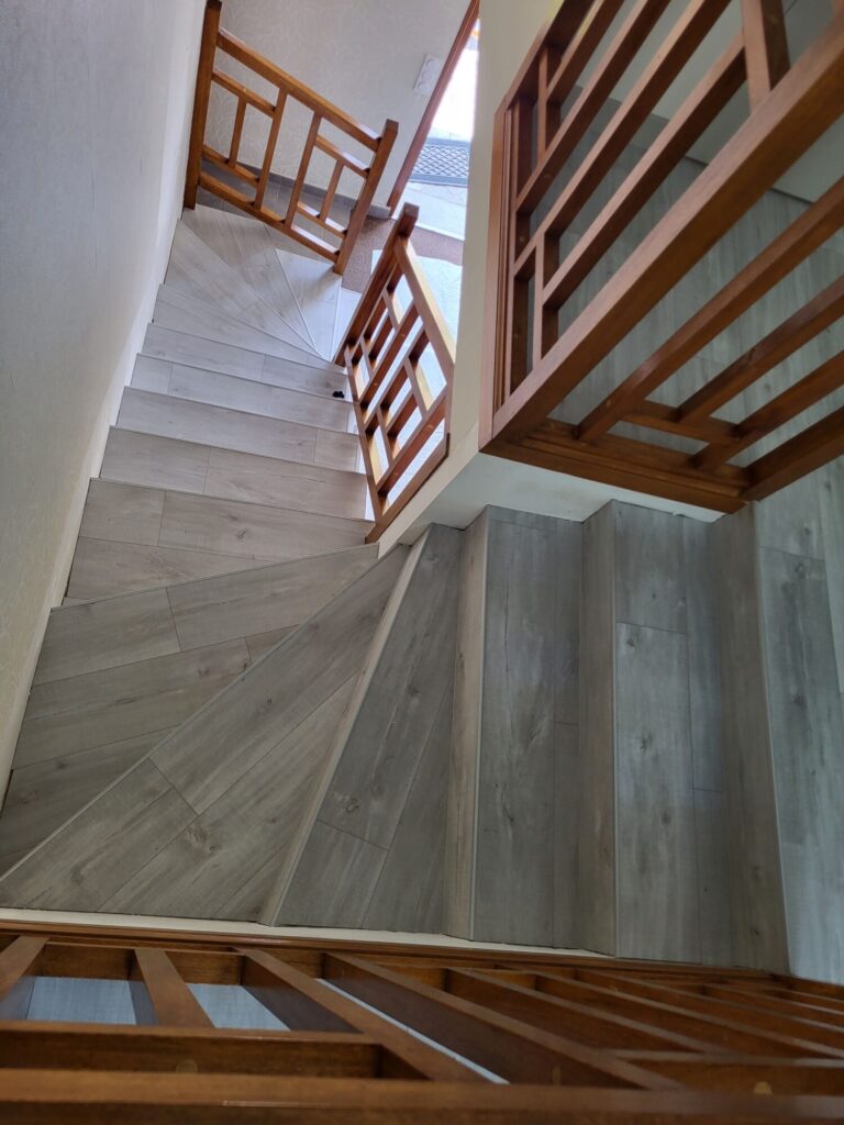 Escaliers effet bois gris