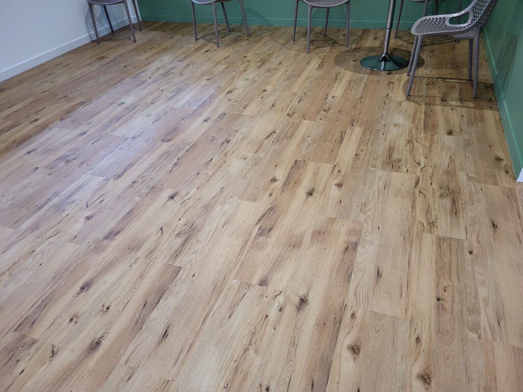 Pose d'un sol PVC effet bois naturel