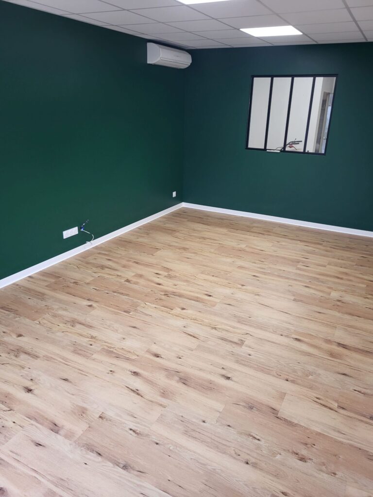 Bureau avec sol PVC effet bois naturel